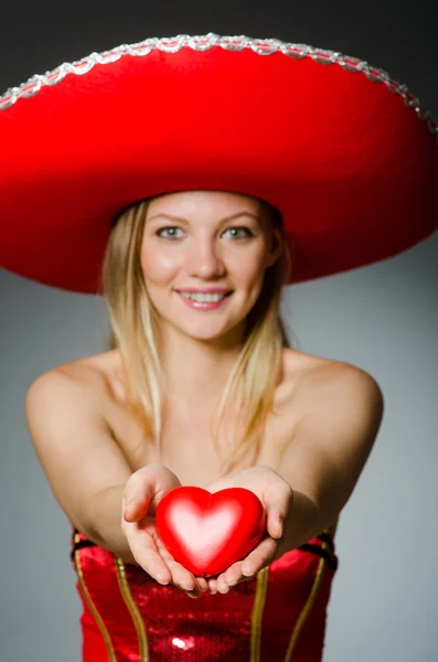 Mulher usando chapéu sombrero em conceito engraçado — Fotografia de Stock