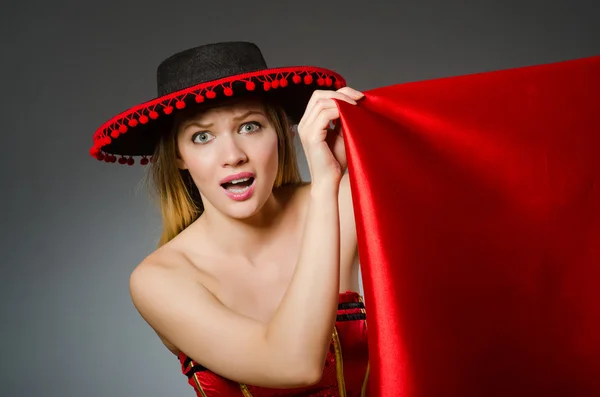 Kvinna bär sombrero hatt i roligt koncept — Stockfoto