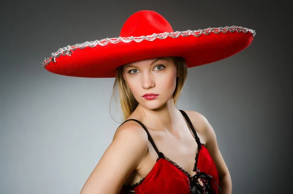 Mujer usando sombrero sombrero en concepto divertido —  Fotos de Stock