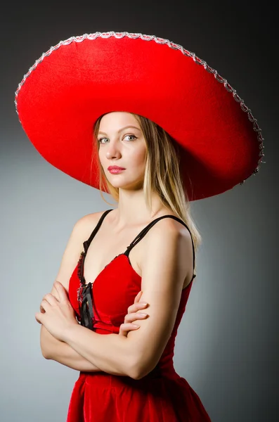 Kvinna bär sombrero hatt i roligt koncept — Stockfoto