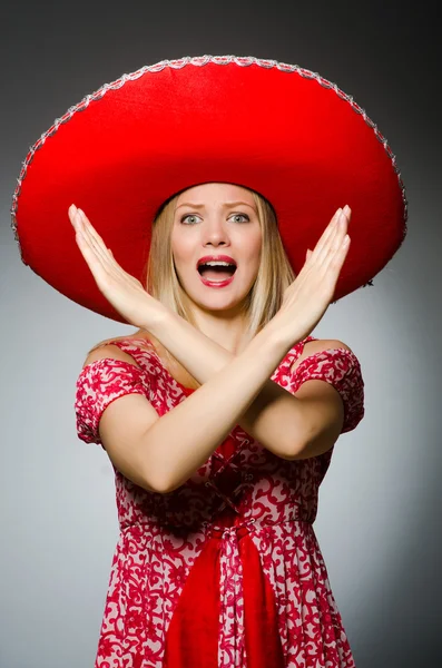 Mulher usando chapéu sombrero em conceito engraçado — Fotografia de Stock