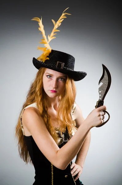 Žena pirát s ostrým nožem — Stock fotografie