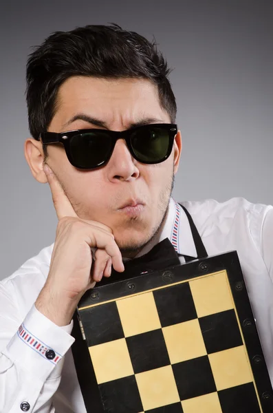 Jogador de xadrez com tabuleiro — Fotografia de Stock
