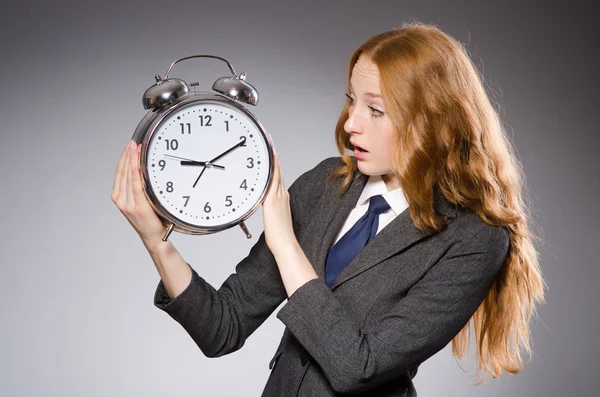 Geschäftsfrau mit verspäteter Uhr für ihre Lieferungen — Stockfoto