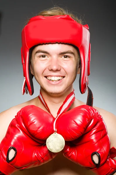 Boxeador divertido con medalla de oro ganadora — Foto de Stock