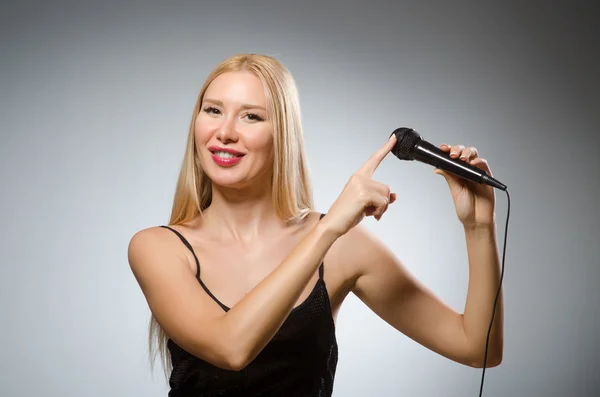 Mulher cantando no clube de karaoke — Fotografia de Stock