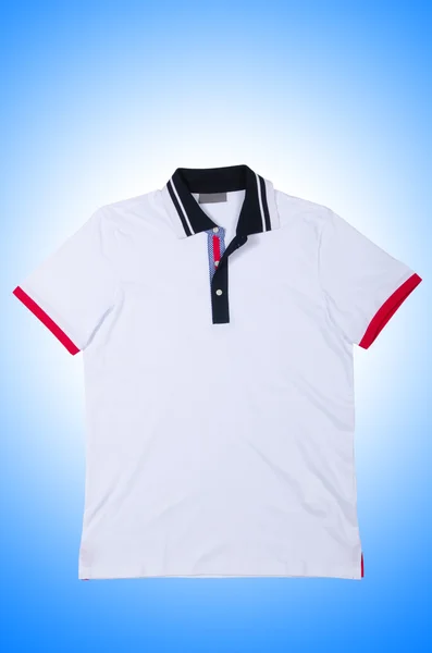 Koszulka męska izolowana na białym tle — Zdjęcie stockowe