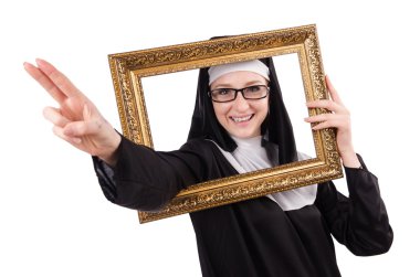 Çerçevesi beyaz olan genç rahibe