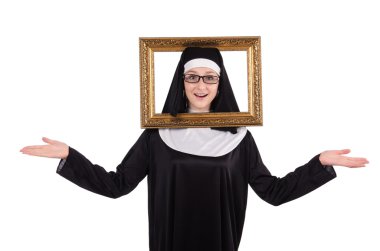 Çerçevesi beyaz olan genç rahibe