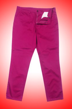 Beyaz pantolonlu moda konsepti