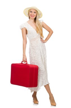 Kırmızı bavulu olan kadın beyazda izole edilmiş.