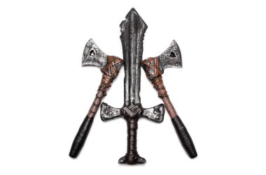 Bir hançer ve iki balta beyaza saplanmış.