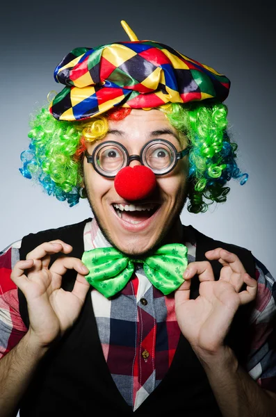 Clown divertente con un arco — Foto Stock