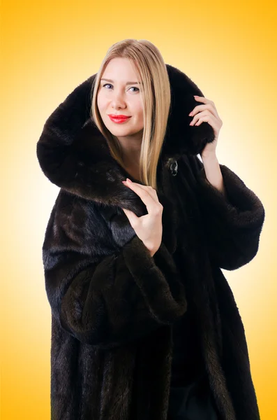 Modelo alto con abrigo de piel — Foto de Stock