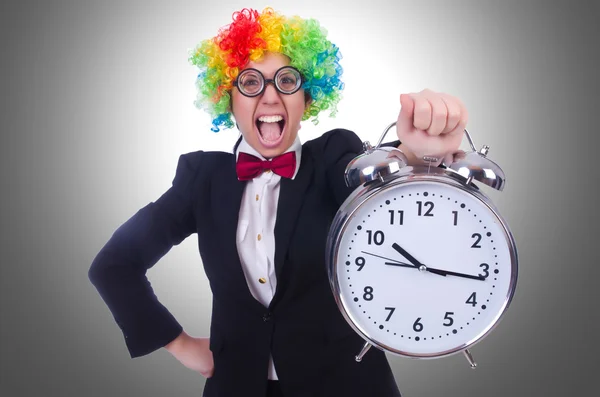 Clown drôle avec horloge sur blanc — Photo