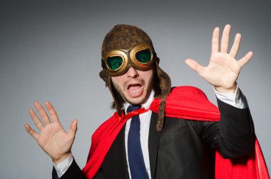 Kırmızı giysili bir adam komik bir konseptte