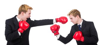 İki işadamı beyazlar arasında boks yapıyor.