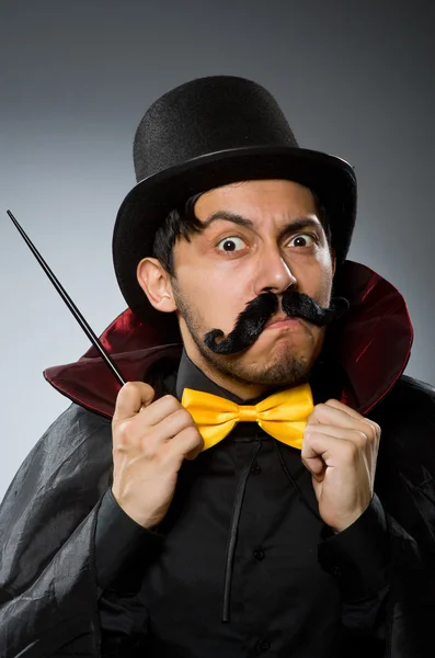 Homme magicien drôle avec baguette et chapeau — Photo