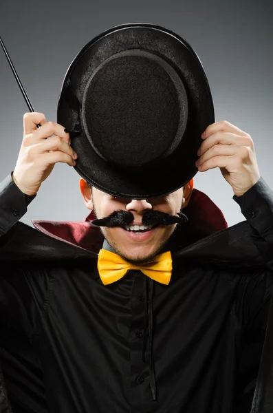 Homem mágico engraçado com varinha e chapéu — Fotografia de Stock