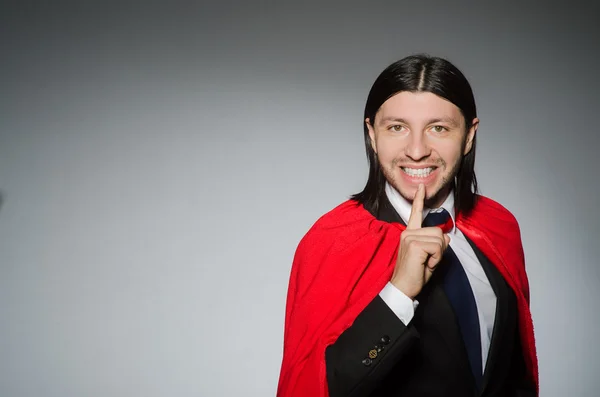 Homme portant des vêtements rouges dans le concept drôle — Photo