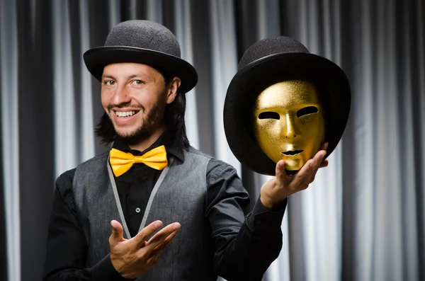 연극용 마스크를 사용하는 재미있는 개념 — 스톡 사진