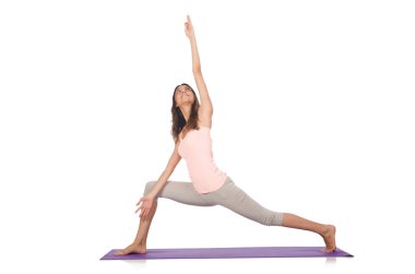 Beyazlar üzerinde izole edilmiş spor egzersizleri yapan genç kadın.