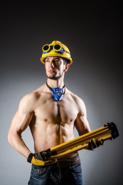 Yırtık kaslı adam aletlerle