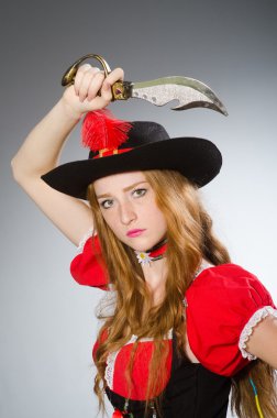 Keskin bıçaklı kadın korsan