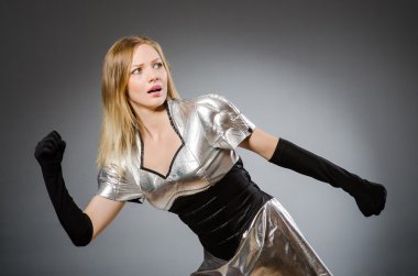 Fütürist konseptte teknisyen kadın