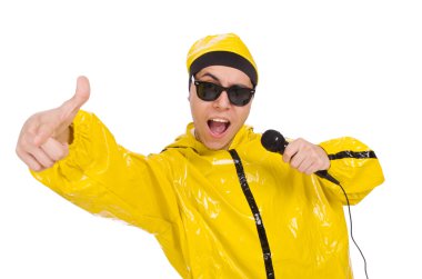 Beyaz mikrofonlu komik sanatçı.