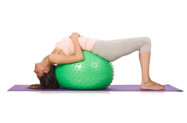 Mujer joven haciendo ejercicio con pelota suiza — Foto de Stock