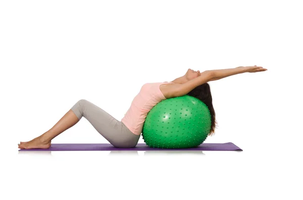 Mujer joven haciendo ejercicio con pelota suiza — Foto de Stock