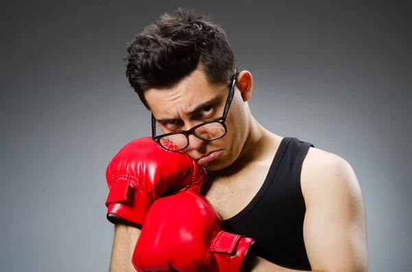 Boxeador divertido con guantes rojos — Foto de Stock