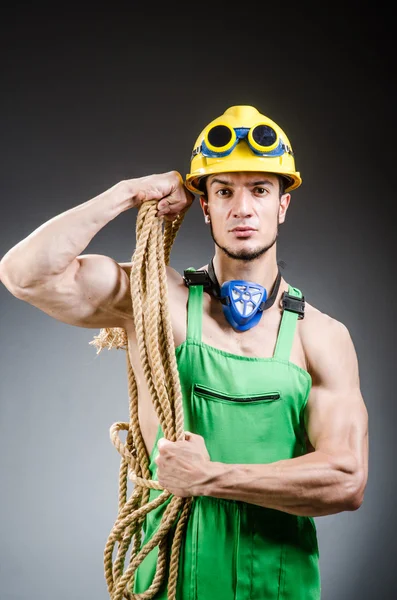 Homem construtor muscular rasgado com ferramentas — Fotografia de Stock