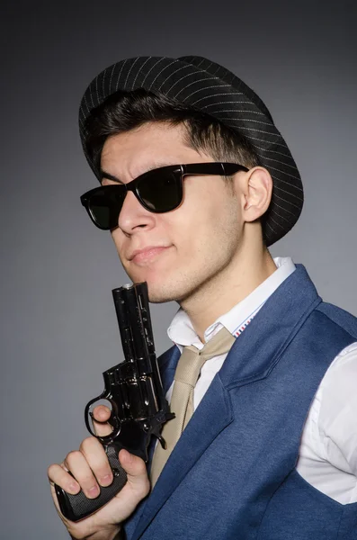 Homme portant des lunettes de soleil avec pistolet — Photo