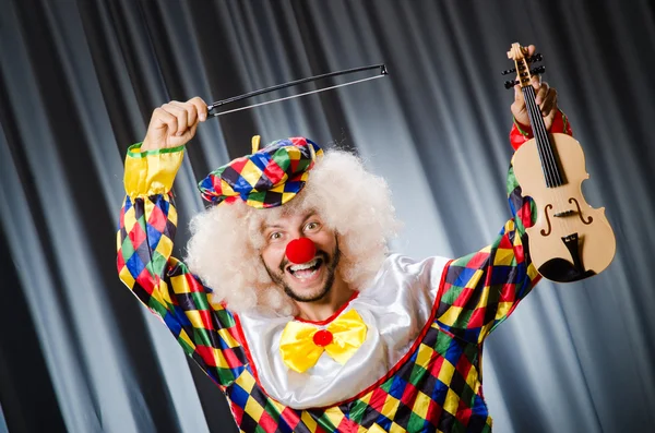 Zabawny clown plyaing skrzypce — Zdjęcie stockowe