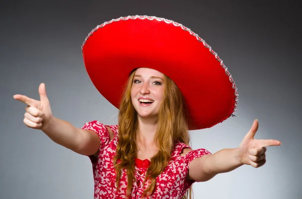 Žena v sombrero klobouku v legrační koncepci — Stock fotografie