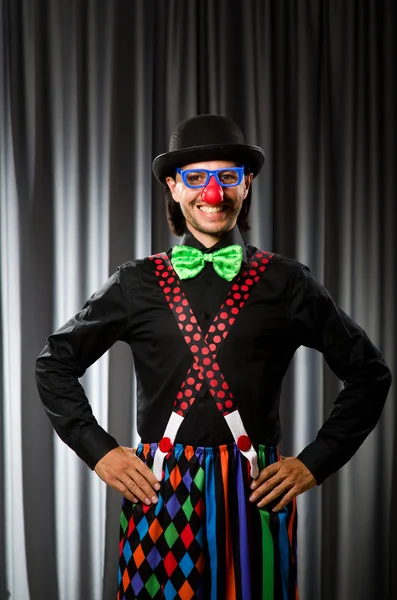 Drôle clown dans humour concept contre rideau — Photo