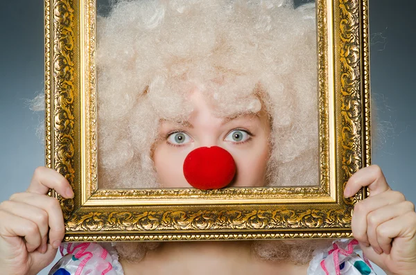 Rolig clown med fotoram — Stockfoto