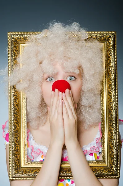 Lustiger Clown mit Bilderrahmen — Stockfoto