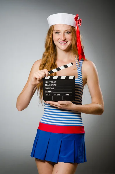Молода жінка моряк з дошкою для фільмів — стокове фото