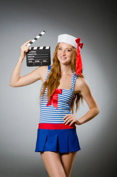 Wanita muda pelaut dengan papan film — Stok Foto