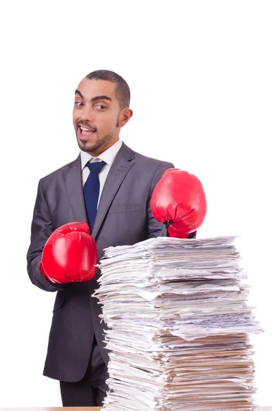 Homme en colère avec pile de papiers — Photo