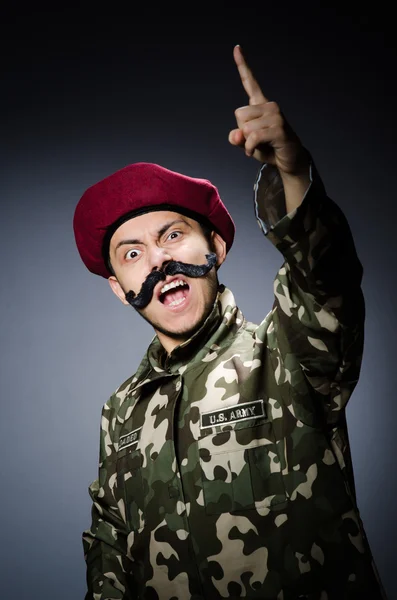 Zabawny żołnierz w koncepcji wojskowej — Zdjęcie stockowe