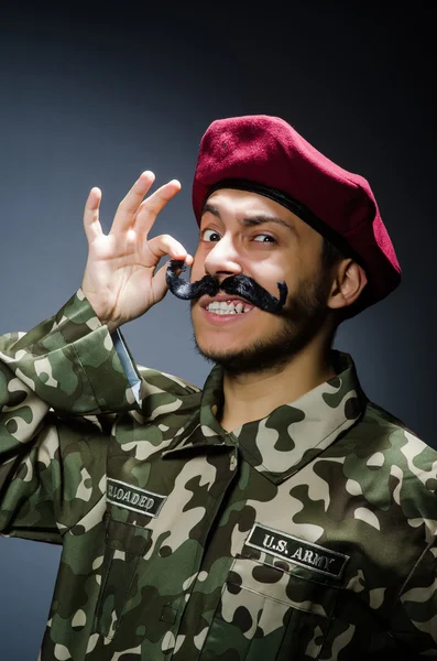 Soldato divertente nel concetto militare — Foto Stock