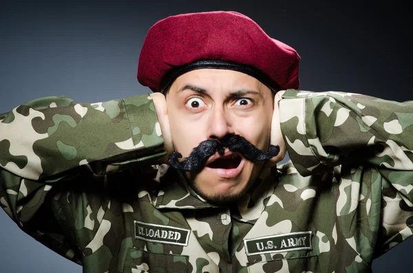 Grappige soldaat in militair concept — Stockfoto