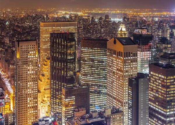 Berühmte Wolkenkratzer von New York bei Nacht — Stockfoto