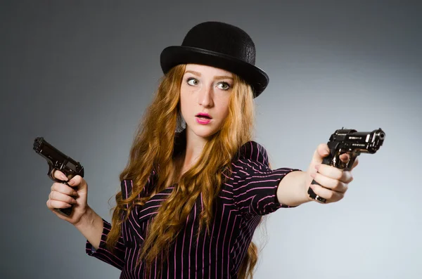 Vrouw gangster met pistool in vintage concept — Stockfoto