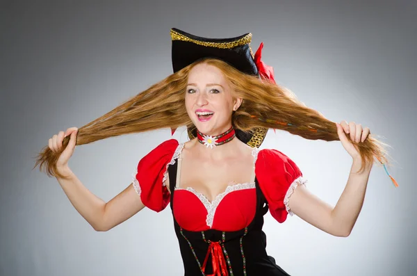 Vrouw pirate hat en kostuum dragen — Stockfoto