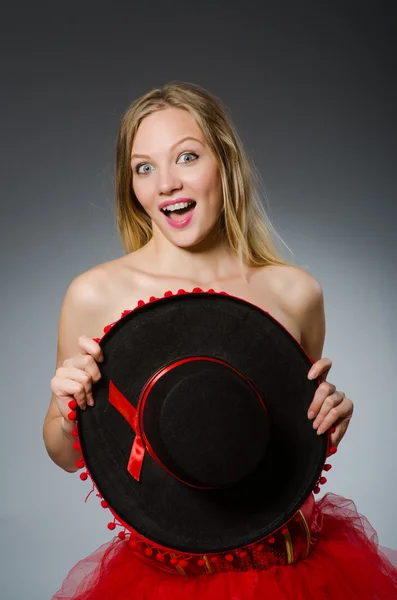 Mujer usando sombrero sombrero en concepto divertido —  Fotos de Stock